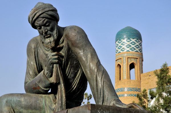 Bildet viser et monument til Al-Khuwarizmi i Khiva med et typisk tårn i bakgrunnen